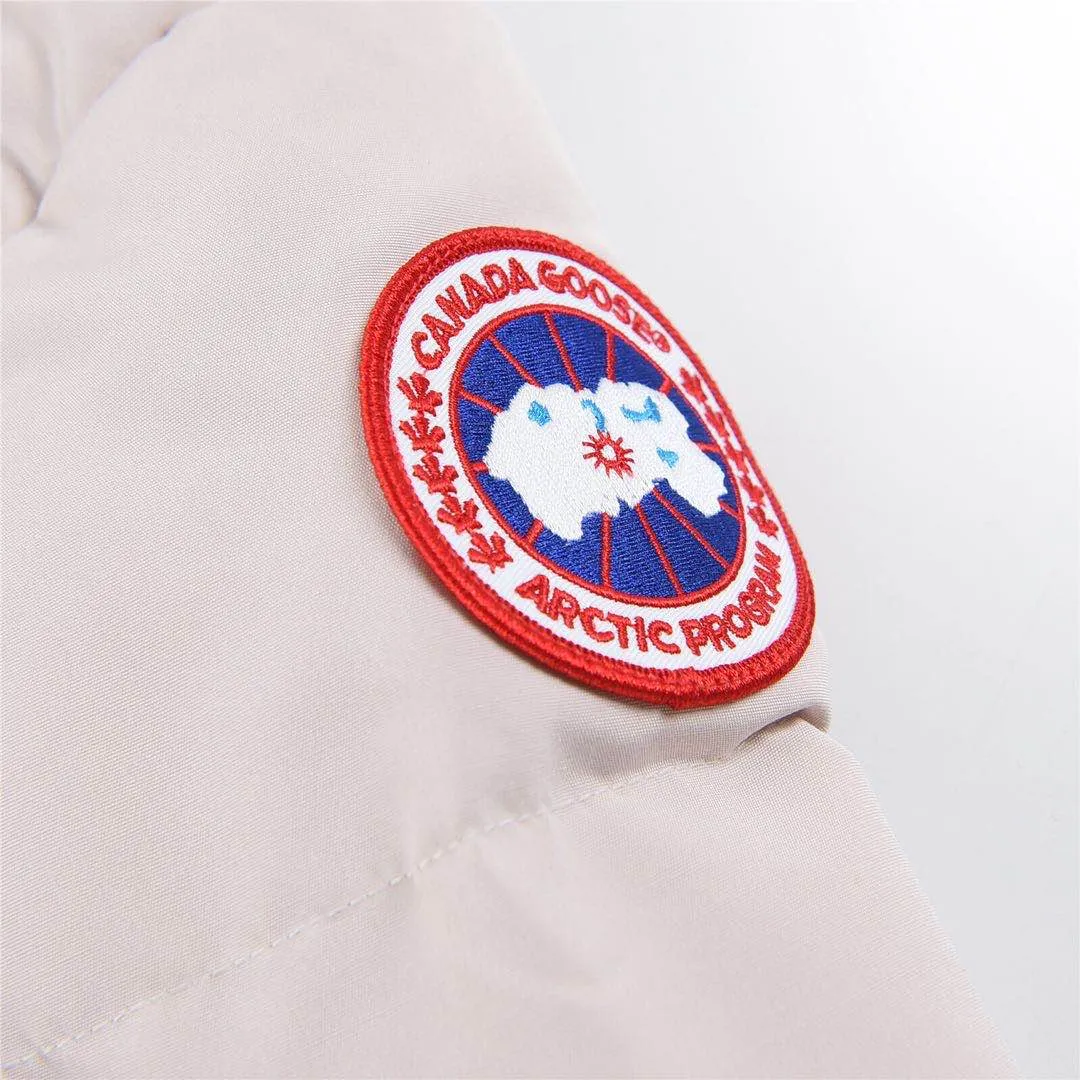 P760 Canada Goose Canada Goose #Mystique 3035LB extended parka down jacket/22 styles #women# ➖ Genuine synchronous anti-counterfeiting chip sensor! ➖ Imported 21-count polyester-cotton blended original fabric [last year’s 16-count/18-count hard fabrics have been completely eliminated, this year all use 21-count genuine synchronous fabrics, the soft mid-strap feels delicate and textured], genuine synchronous Feather-Light 10D waterproof coating fabric, made of 84.5 polyester fiber and 15.5 cotton, 100% the best feel in the entire network! ➖ The genuine official website is synchronized with the international standard 90 velvet! ➖ Using the best nylon lining with double double-layer sealing design, velvet-proof No. 7 needle + grid-filled down ready-made garments, there is 100% no so-called velvet running! ➖ The cuffs are designed with thickened seamless threads, and the collar and pockets are lined with top-quality polar fleece to keep you warm and comfortable! ➖ Yoshida YKK provides original custom-made electroplated sliders. YKK two-way lockable zippers are tight and smooth and will not peel off paint! ➖ 3M composite guarantees that the Velcro is the same as the original, durable, and all accessories and hardware are custom-made! ➖ Imported BEHRINGER embroidery machine to customize the 10,000-needle embroidery logo, 98% of which can be reproduced to restore the original logo. You can check and compare on the official website! ➖ The fur collars are all made of large pieces of Western Canadian blue wolf hide, ensuring that each fur collar is 13-15cm wide!  ⛔No slander, no exaggeration, professionalism because of focus!  SIZE: Purchasing agent grade: S M L [Attached: size chart] SIZE: Genuine grade: XXS XS S M L XL [Attached: size chart]